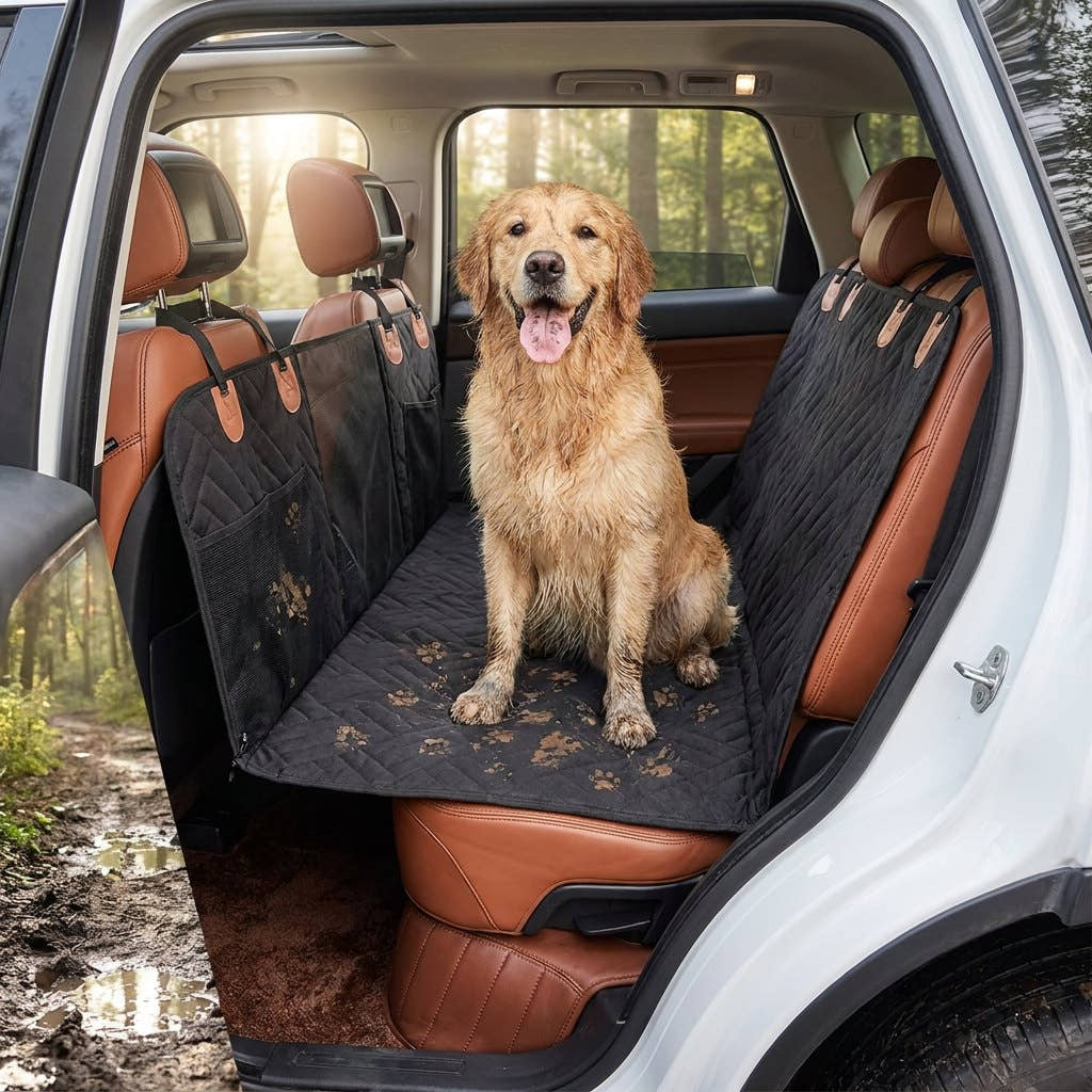 Golden retriever aux pattes boueuses assis sur la housse de protection de voiture pour chien Yzavo, traces de boue sur le textile