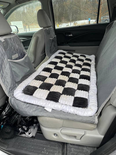 Tapis damier posé à plat sur la banquette arrière d'un SUV