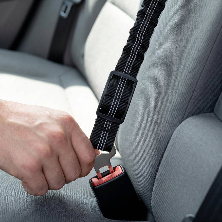 Embout de la ceinture Yzavo clipsé dans la boucle de ceinture de sécurité arrière