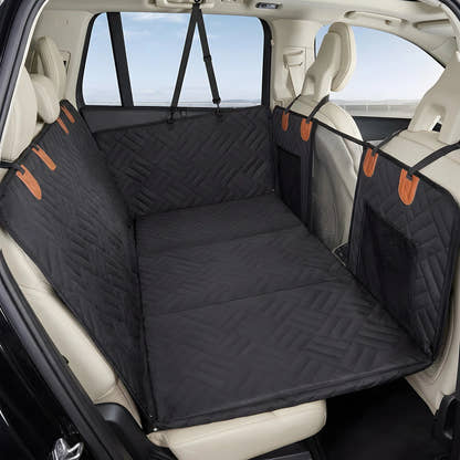Housse de protection voiture pour chien Yzavo, coloris noir, déployée sur la banquette arrière d'un SUV