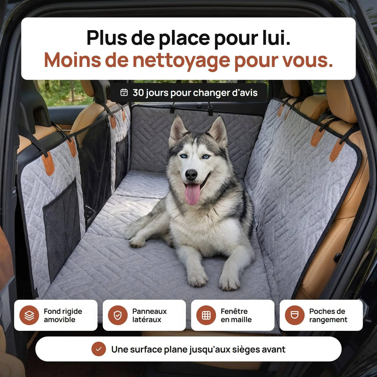 Housse de protection Yzavo installée sur la banquette arrière, un husky allongé dessus, surface plane jusqu'aux sièges avant