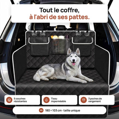 Husky allongé dans le coffre protégé par la housse de coffre Yzavo matelassée