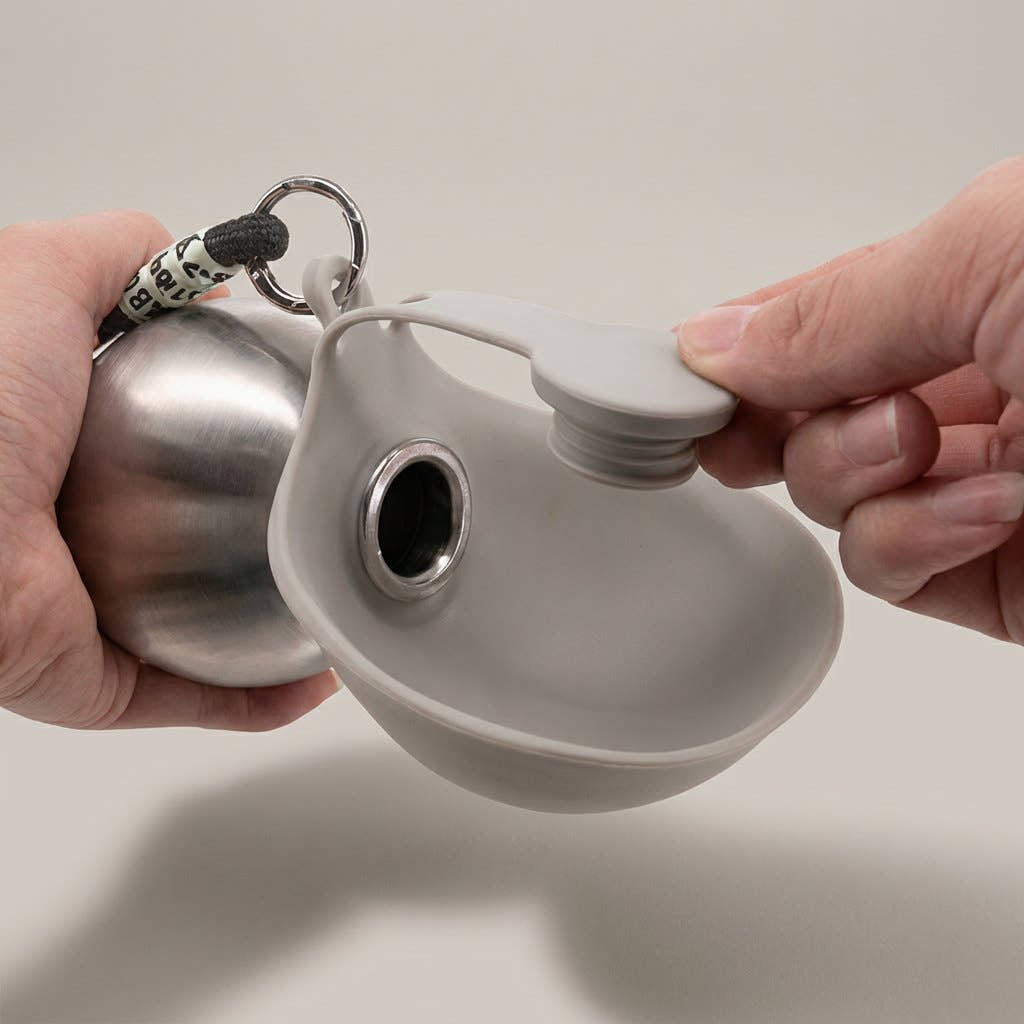 Bouchon de la gourde compacte Yzavo ouvert au-dessus de la gamelle