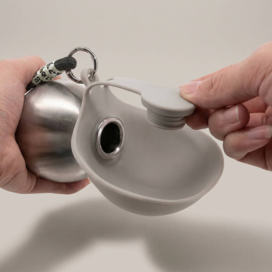 Bouchon de la gourde compacte Yzavo retiré au-dessus de la gamelle