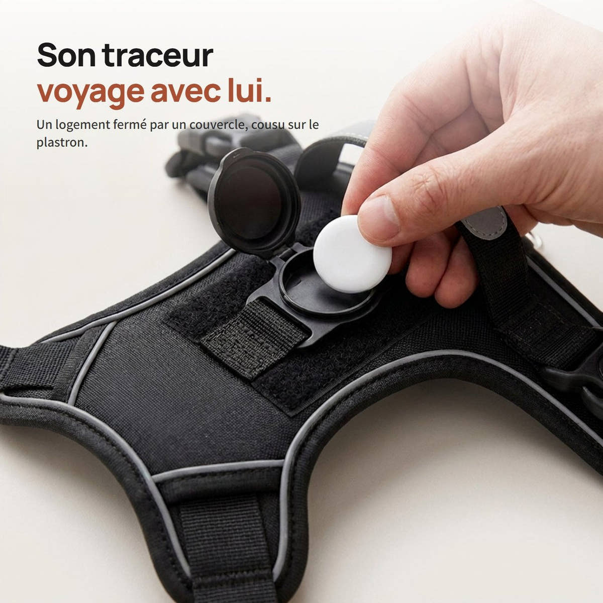 Traceur rond glissé dans le logement fermé du harnais pour chien Yzavo