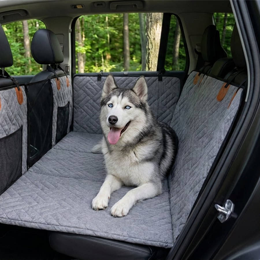 Husky allongé sur la housse de protection Yzavo installée, surface plane d'une portière à l'autre