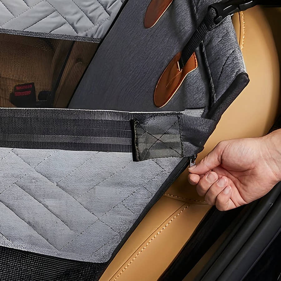 Une main ferme le zip d'angle du panier Yzavo