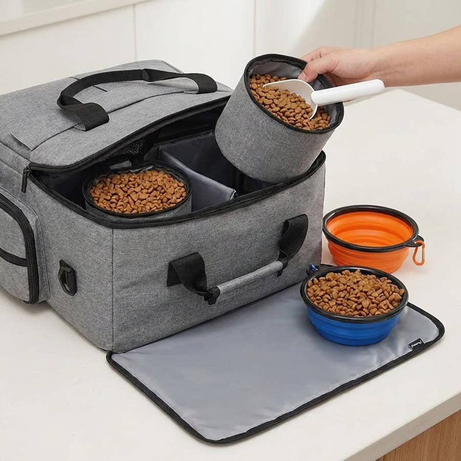 Boîte à croquettes glissée dans le sac de voyage Yzavo ouvert