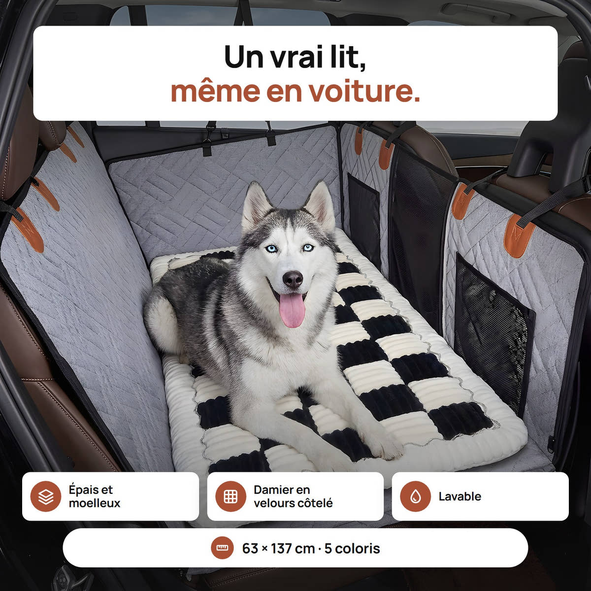 Husky couché sur le tapis voiture pour chien Yzavo en damier, à l'arrière de la voiture