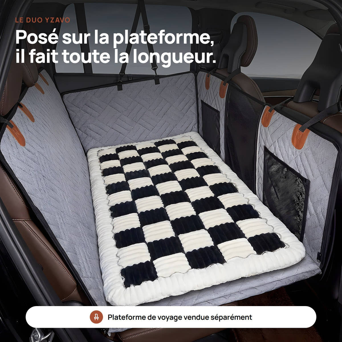 Tapis Yzavo posé sur la housse de protection à l'arrière de la voiture