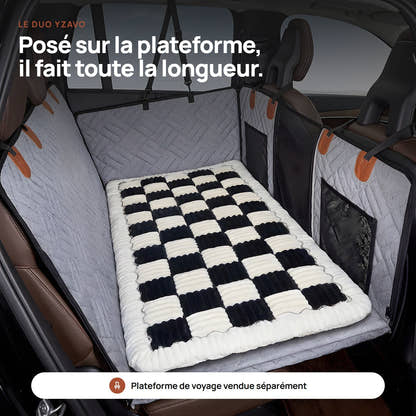 Tapis Yzavo posé sur la housse de protection à l'arrière de la voiture