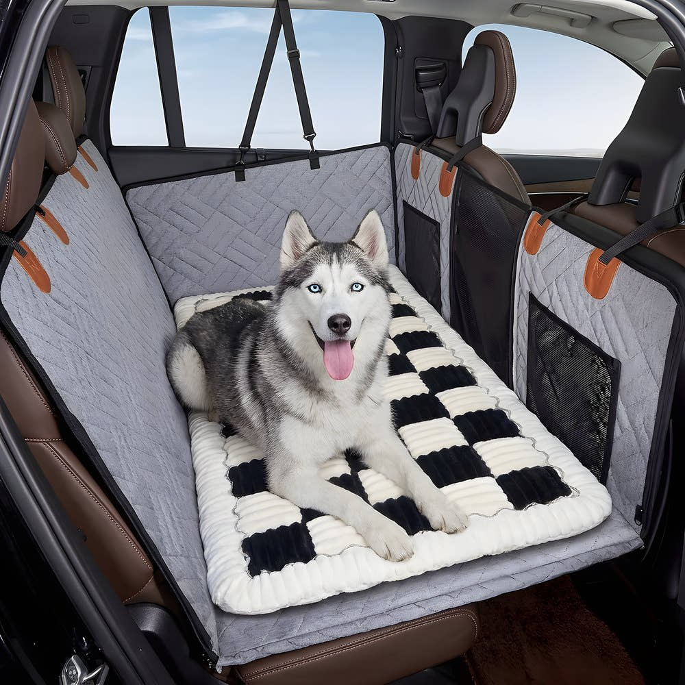 Le même husky couché sur le tapis Yzavo en damier, posé sur la même housse