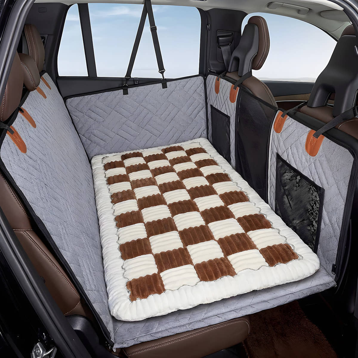 Tapis voiture pour chien Yzavo, coloris blanc et marron, posé sur la housse de protection