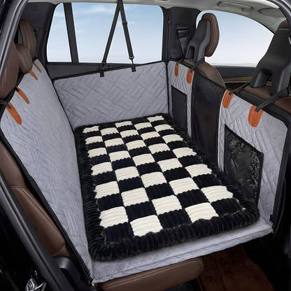 Tapis voiture pour chien Yzavo, coloris noir et blanc, posé sur la housse de protection