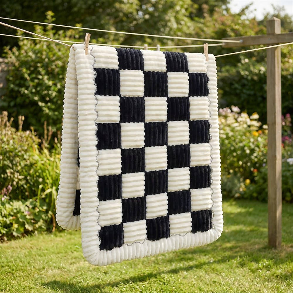 Tapis voiture pour chien Yzavo étendu sur une corde à linge dans un jardin