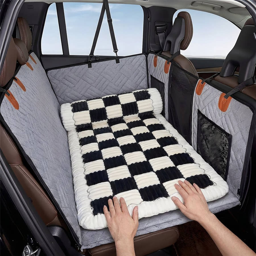 Deux mains déroulent le tapis Yzavo sur la housse de protection