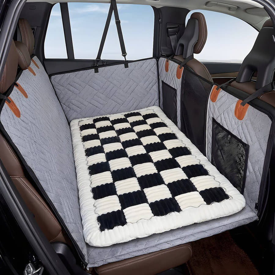 Tapis Yzavo posé à plat sur la housse de protection à l'arrière de la voiture