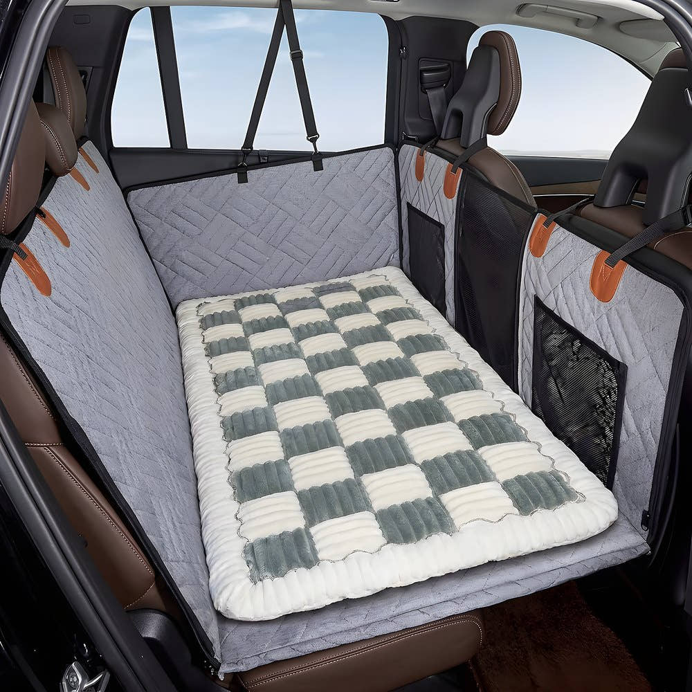 Tapis Yzavo posé sur la housse de protection à l'arrière de la voiture